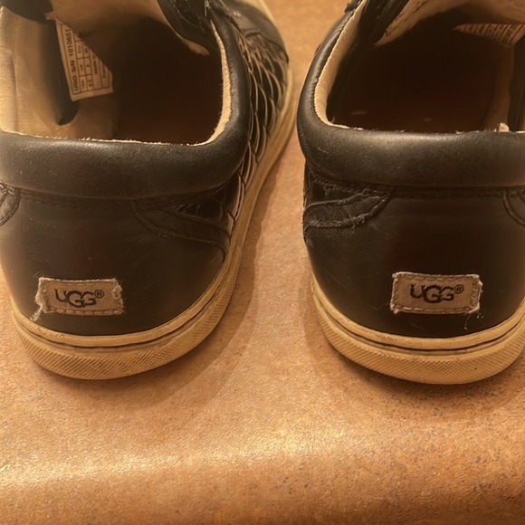 Ugg 9.5 black sneakers very worn leather - Picture 3 of 4